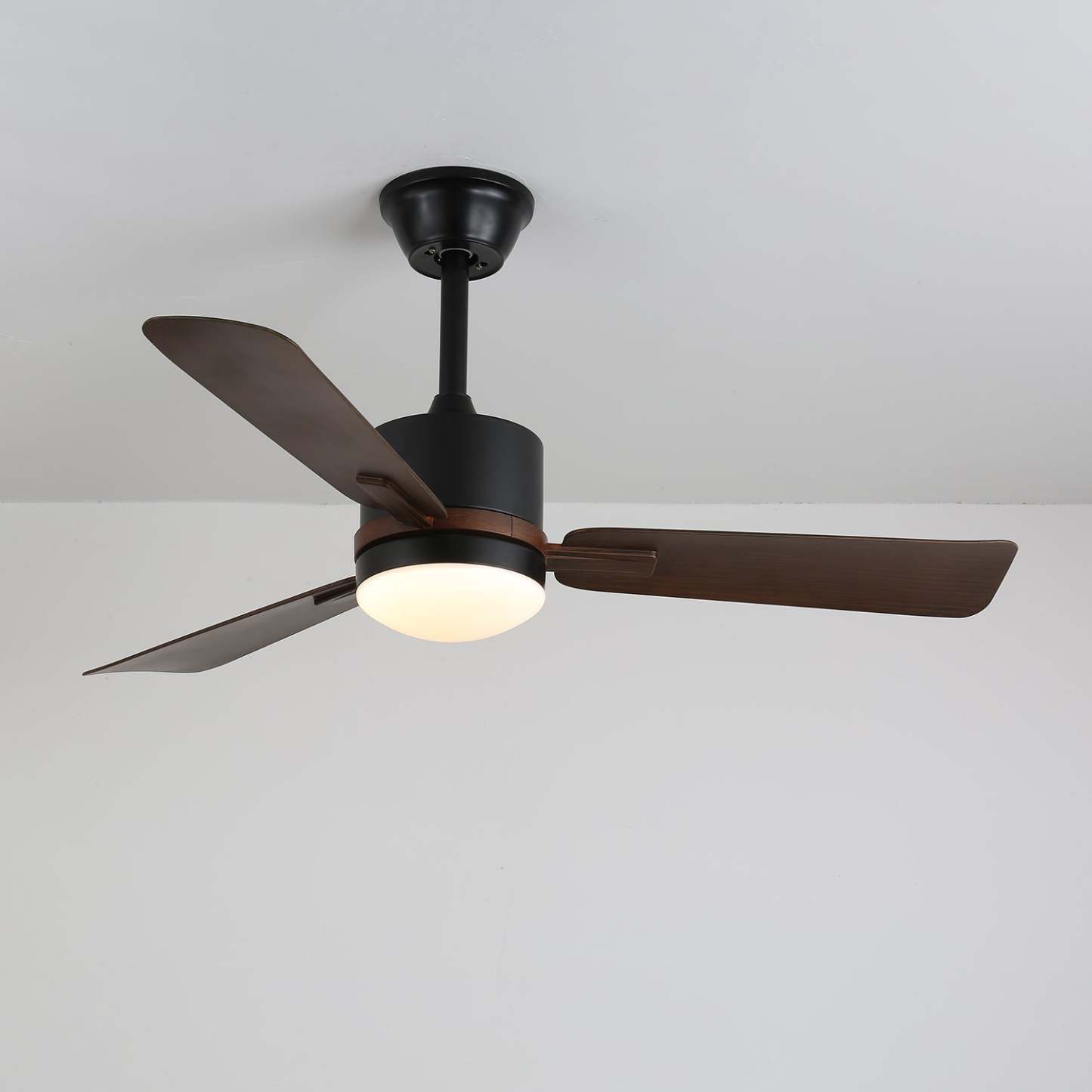 Primer plano de las aspas de madera de nogal del ventilador de techo Zeyra con luz