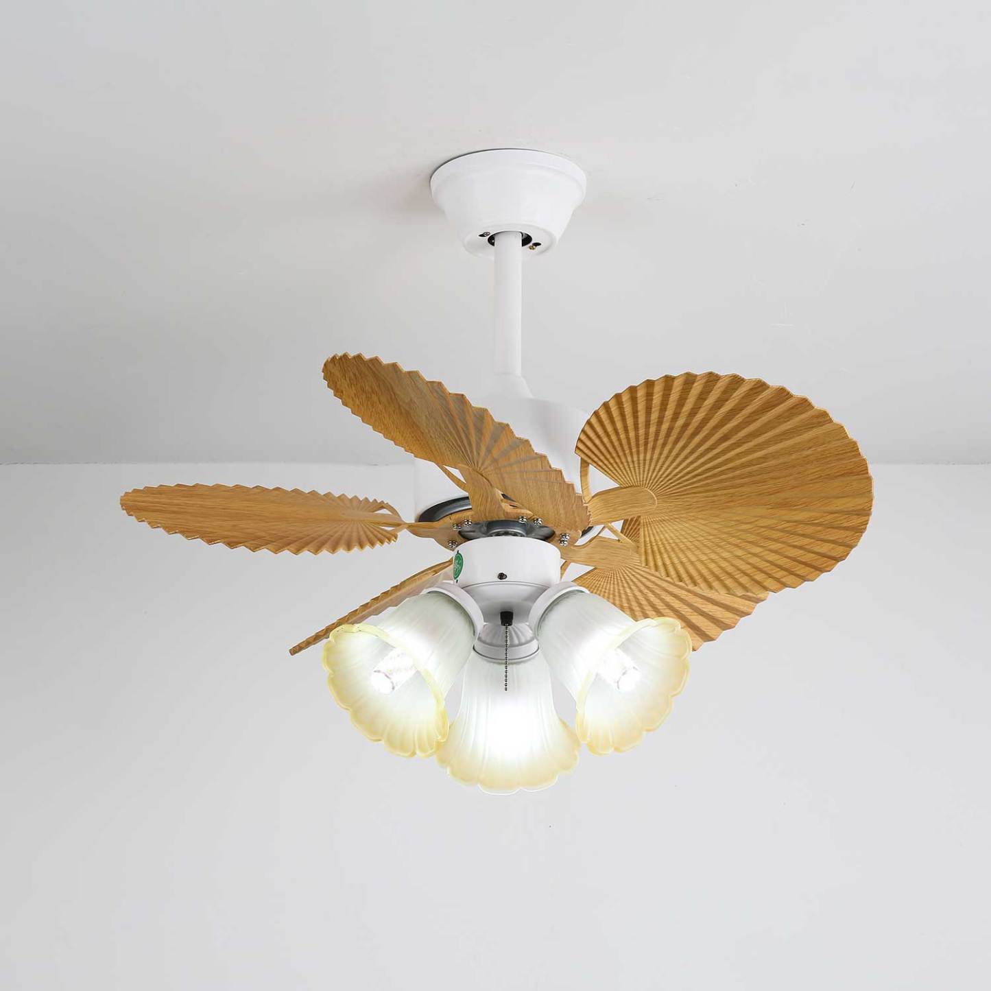 Detalle de las aspas de ABS y el área de la fuente de luz del ventilador de techo