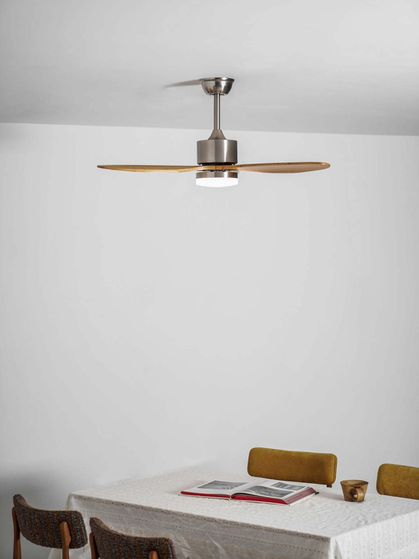 Ventilador de Techo con Luz HushGlow con opción de acabado de cuerpo en Madera de Nogal.