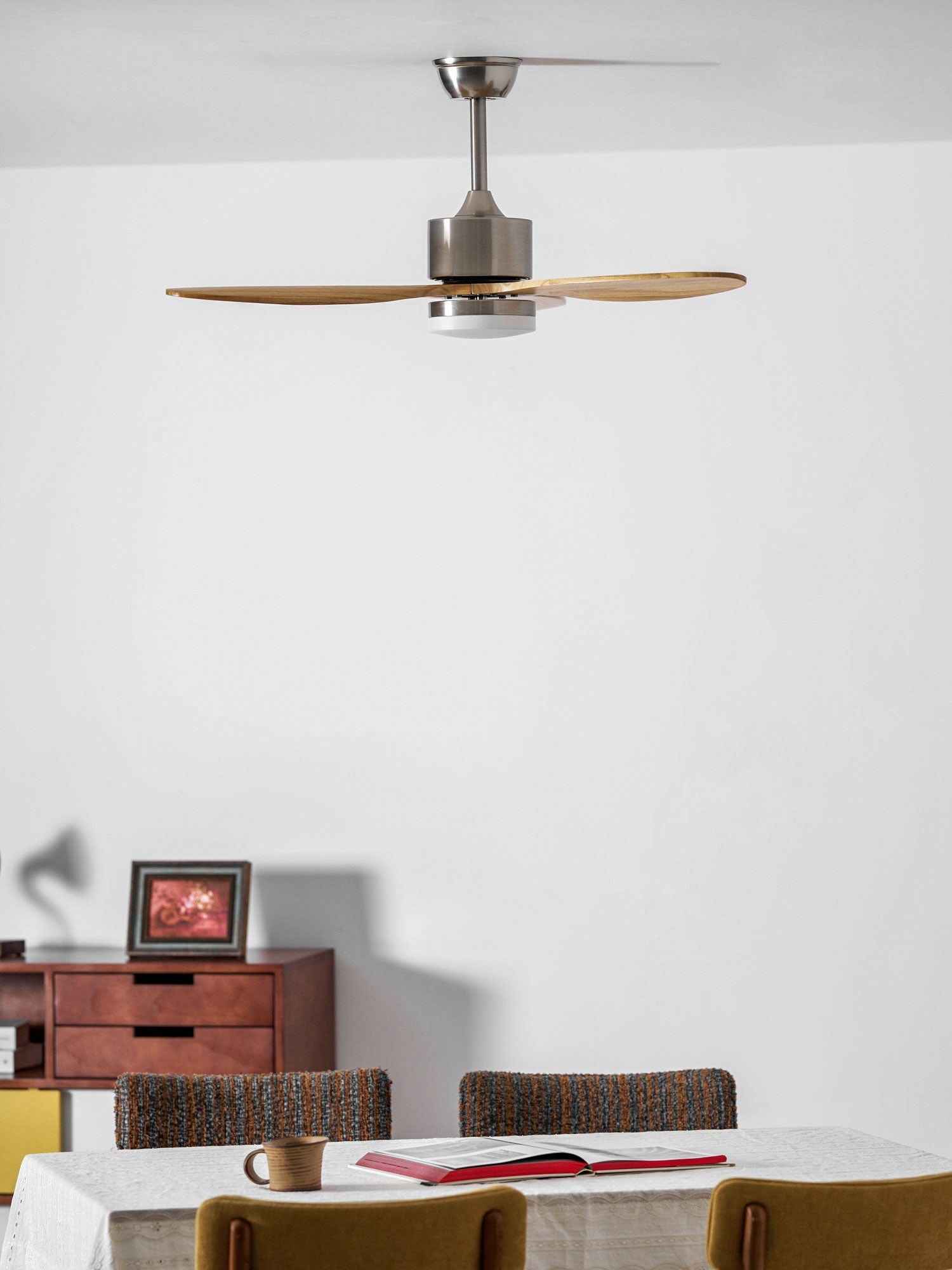 Ventilador de Techo con Luz HushGlow demostrando su funcionamiento silencioso.