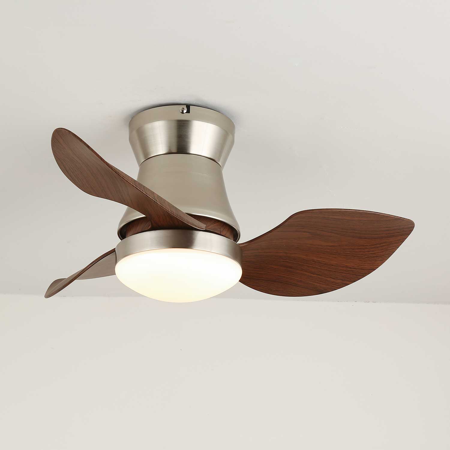 Ventilador de Techo Airlume con Luz destacando su estructura de metal y pantalla acrílica.