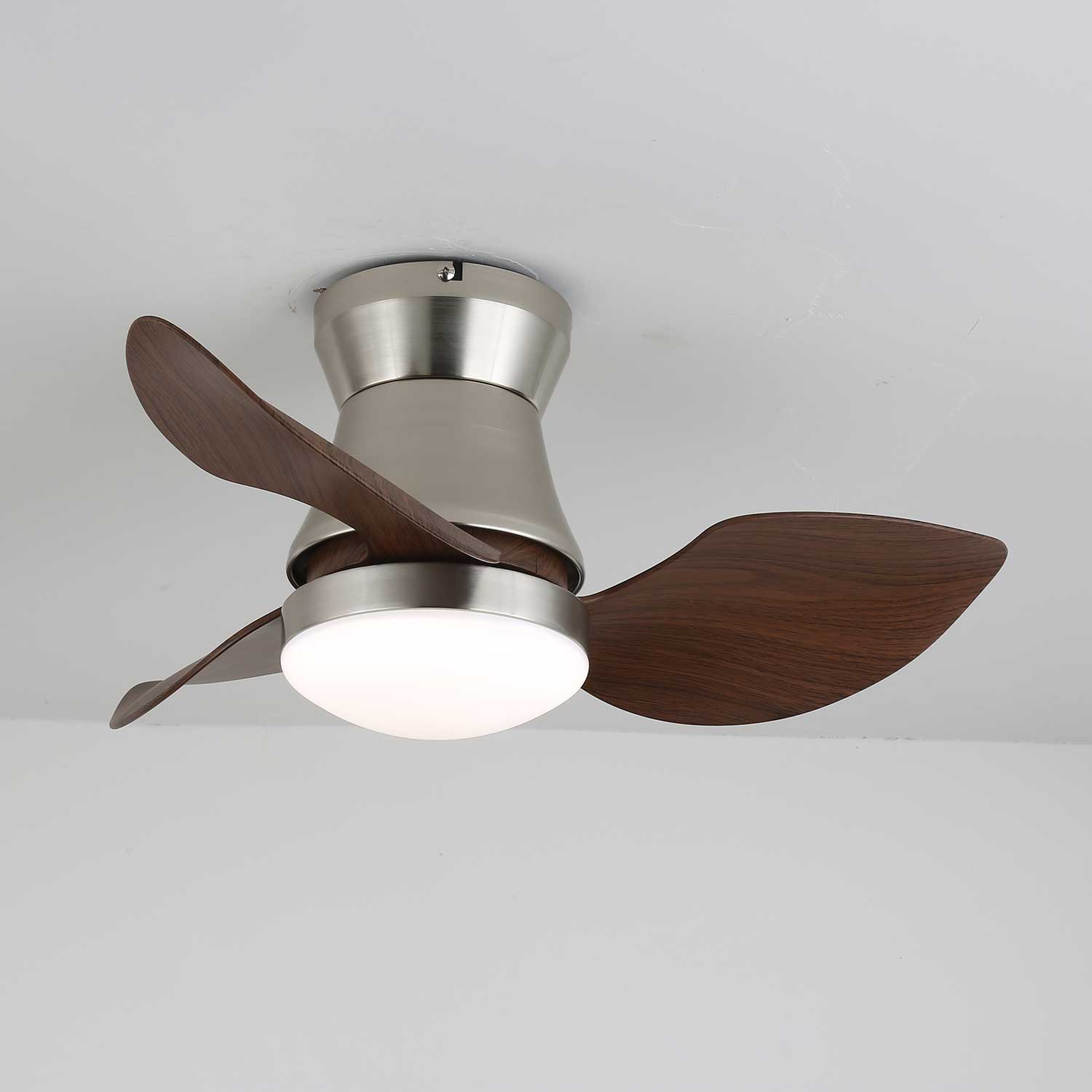 Detalle de la luz LED integrada en el Ventilador de Techo Moderno Airlume.