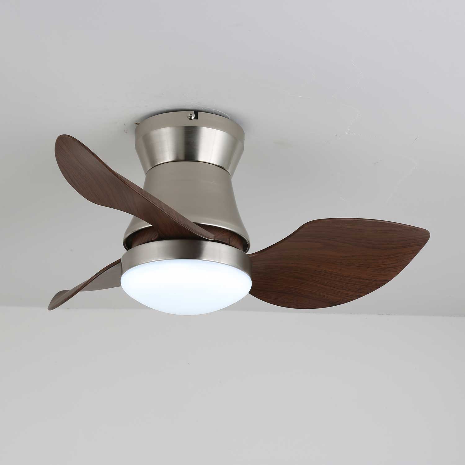 Ventilador de Techo Airlume con Luz mostrando su diseño elegante y acabados.