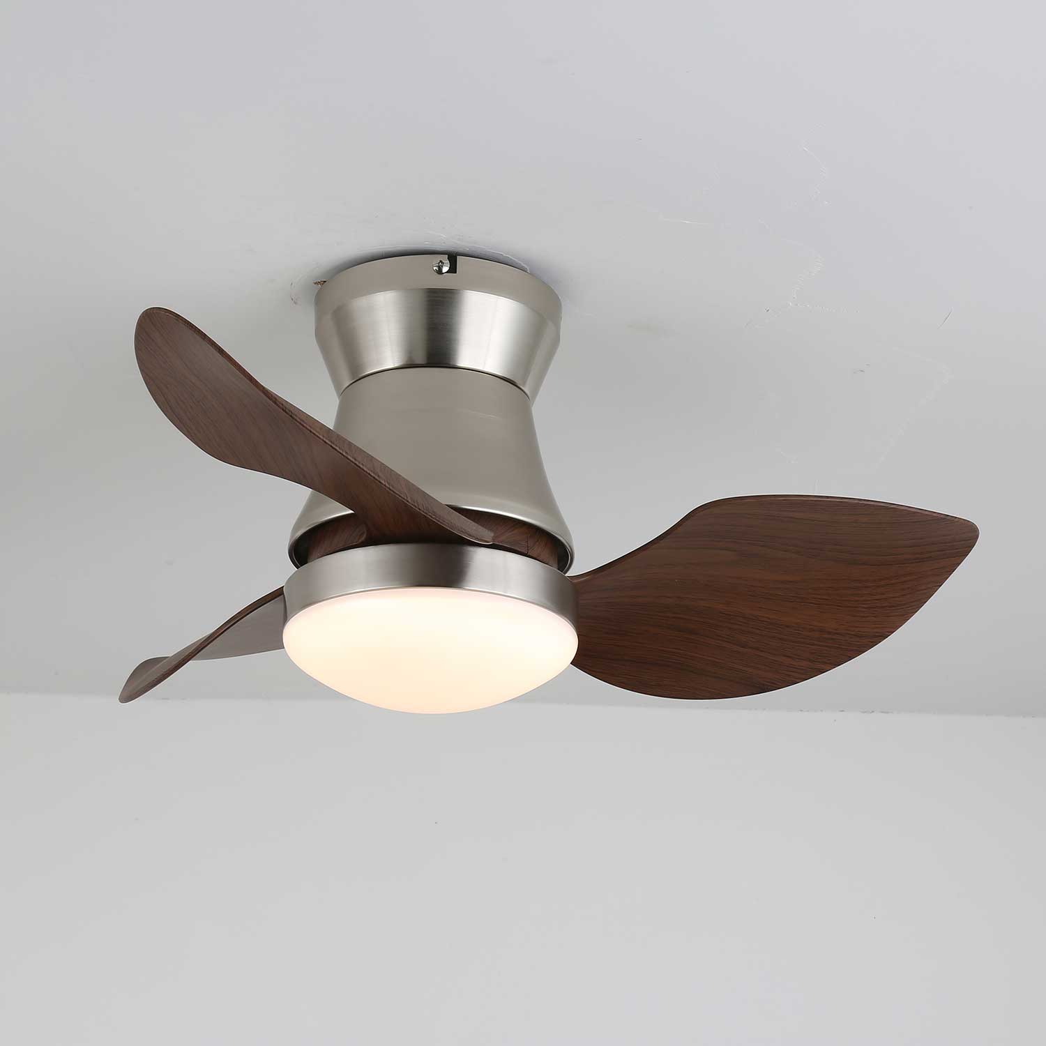 Ventilador de Techo Airlume con Luz y su mando a distancia.
