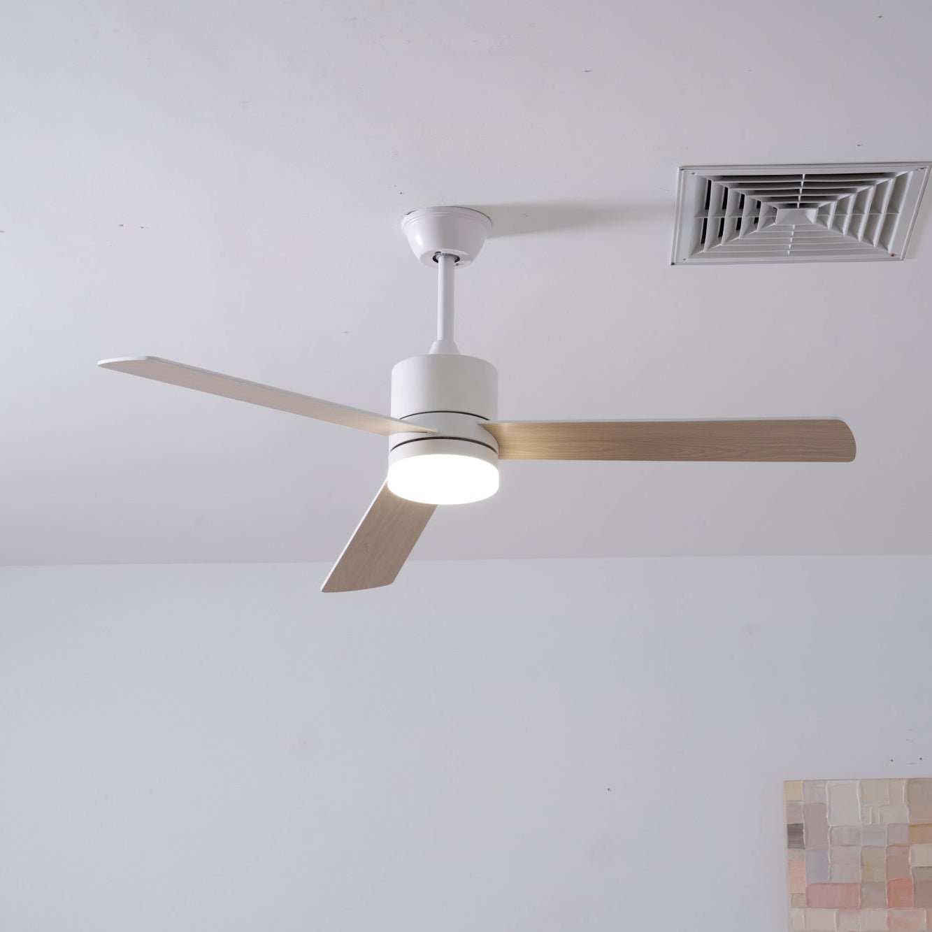 Ventilador Lennox Drift con la luz encendida, iluminando un espacio.