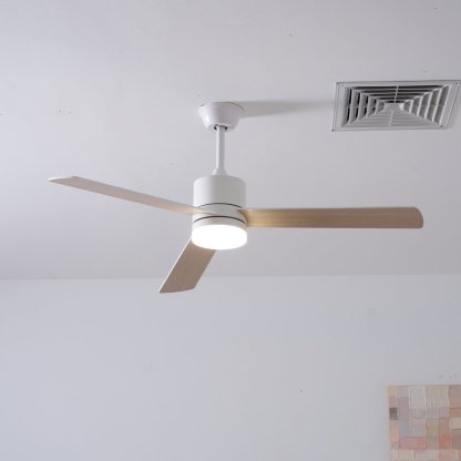 Ventilador Lennox Drift con la luz encendida, iluminando un espacio.