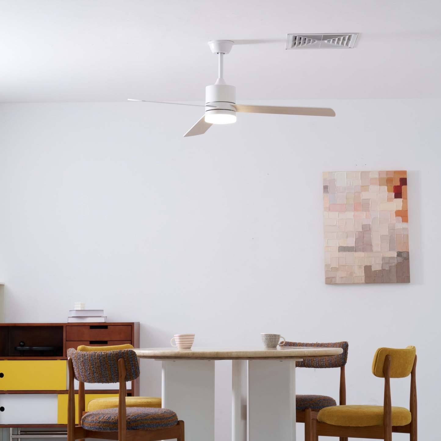 Lámpara Ventilador de Techo Lennox Drift, vista lateral, destacando la estructura metálica y las aspas de madera.