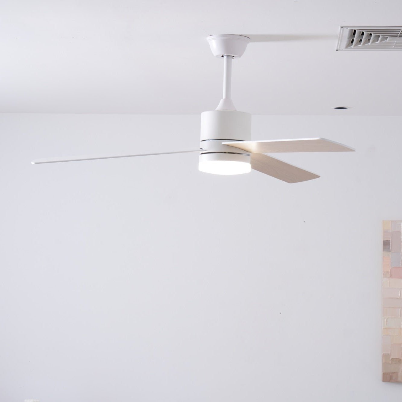 Primer plano de las aspas de madera de sicomoro del ventilador Lennox Drift.