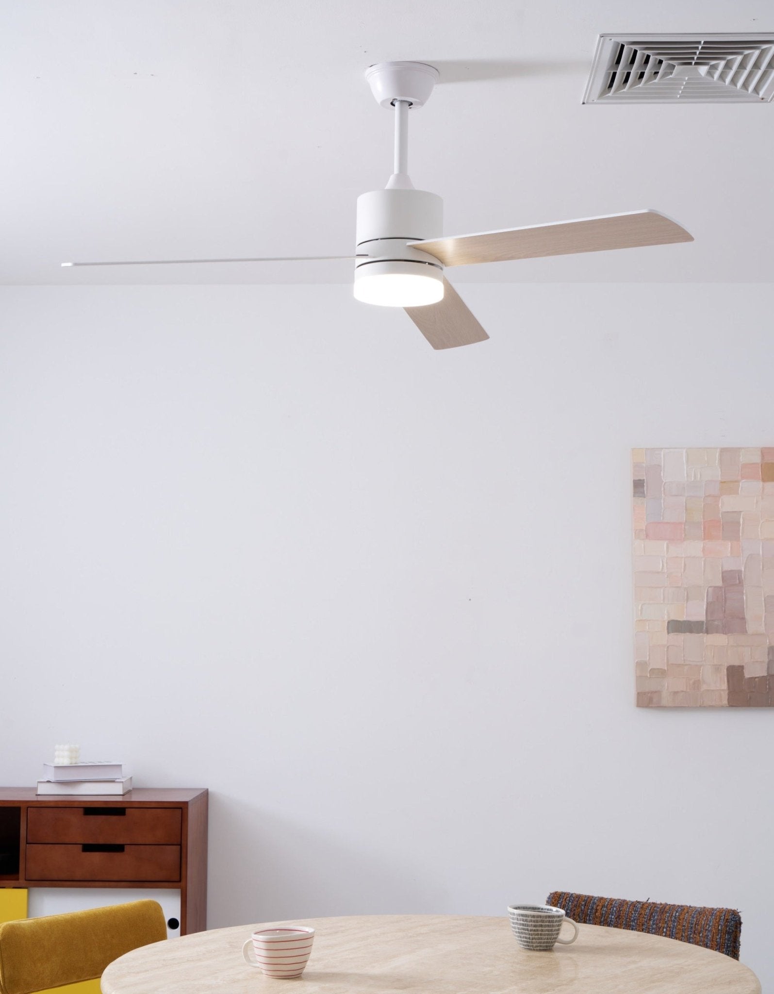 Vista superior del ventilador Lennox Drift, mostrando la curvatura de las aspas.