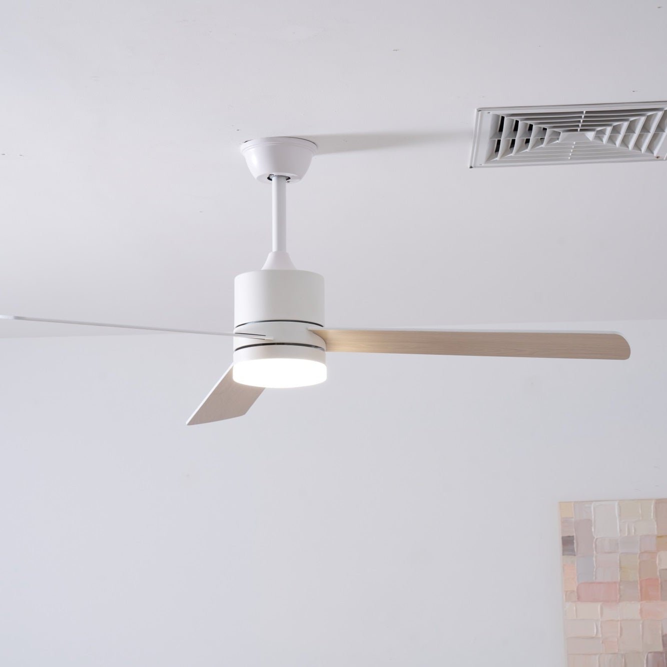 Vista en ángulo del ventilador, enfatizando su diseño minimalista.