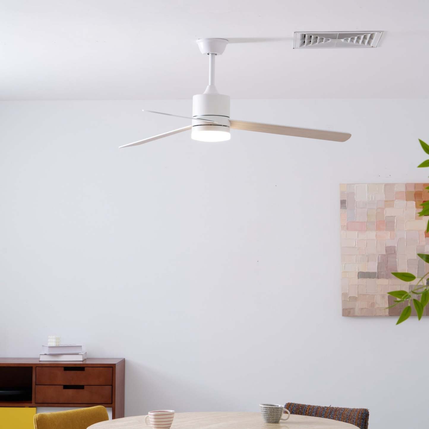 Detalle de la construcción de la estructura metálica de la lámpara ventilador.