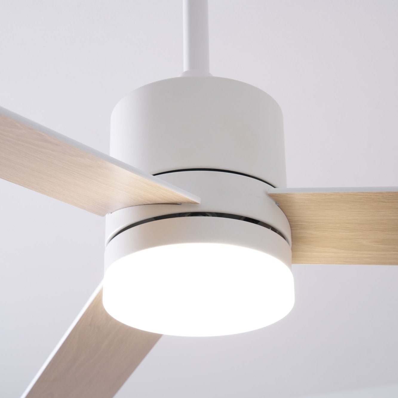 Lámpara Ventilador de Techo Lennox Drift en otro ambiente, quizás un dormitorio.