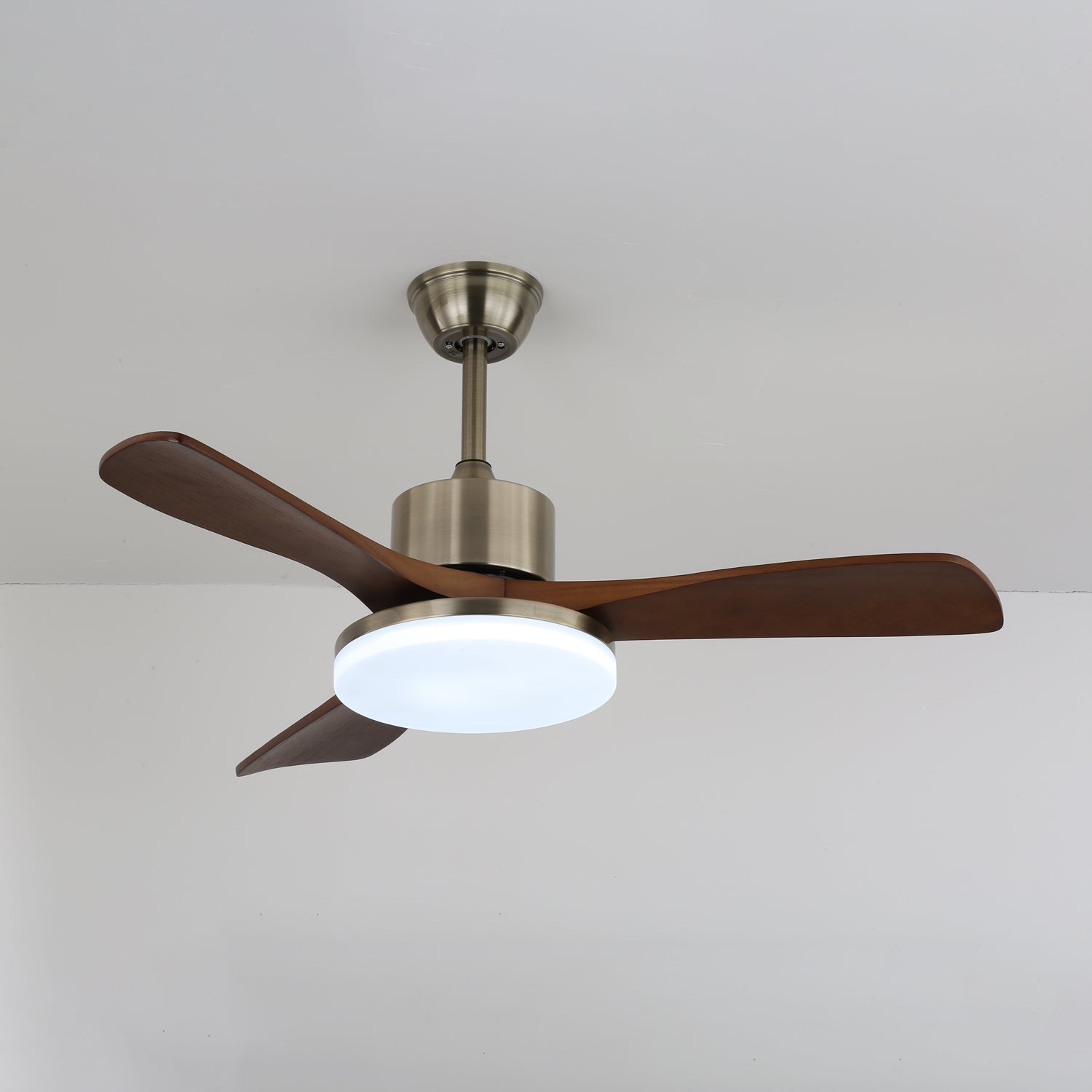 Ventilador de Techo con Lámpara Selora instalado en un techo, demostrando su tamaño