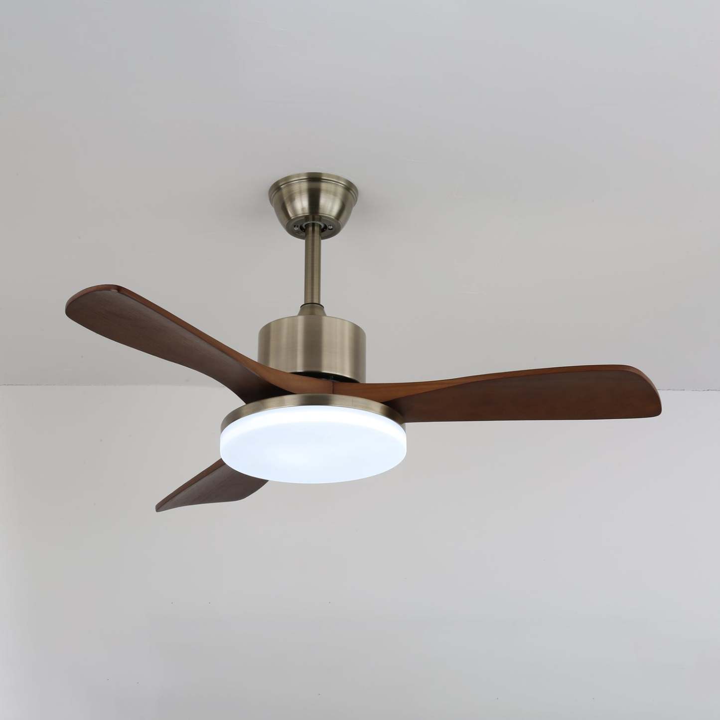 Ventilador de Techo con Lámpara Selora instalado en un techo, demostrando su tamaño