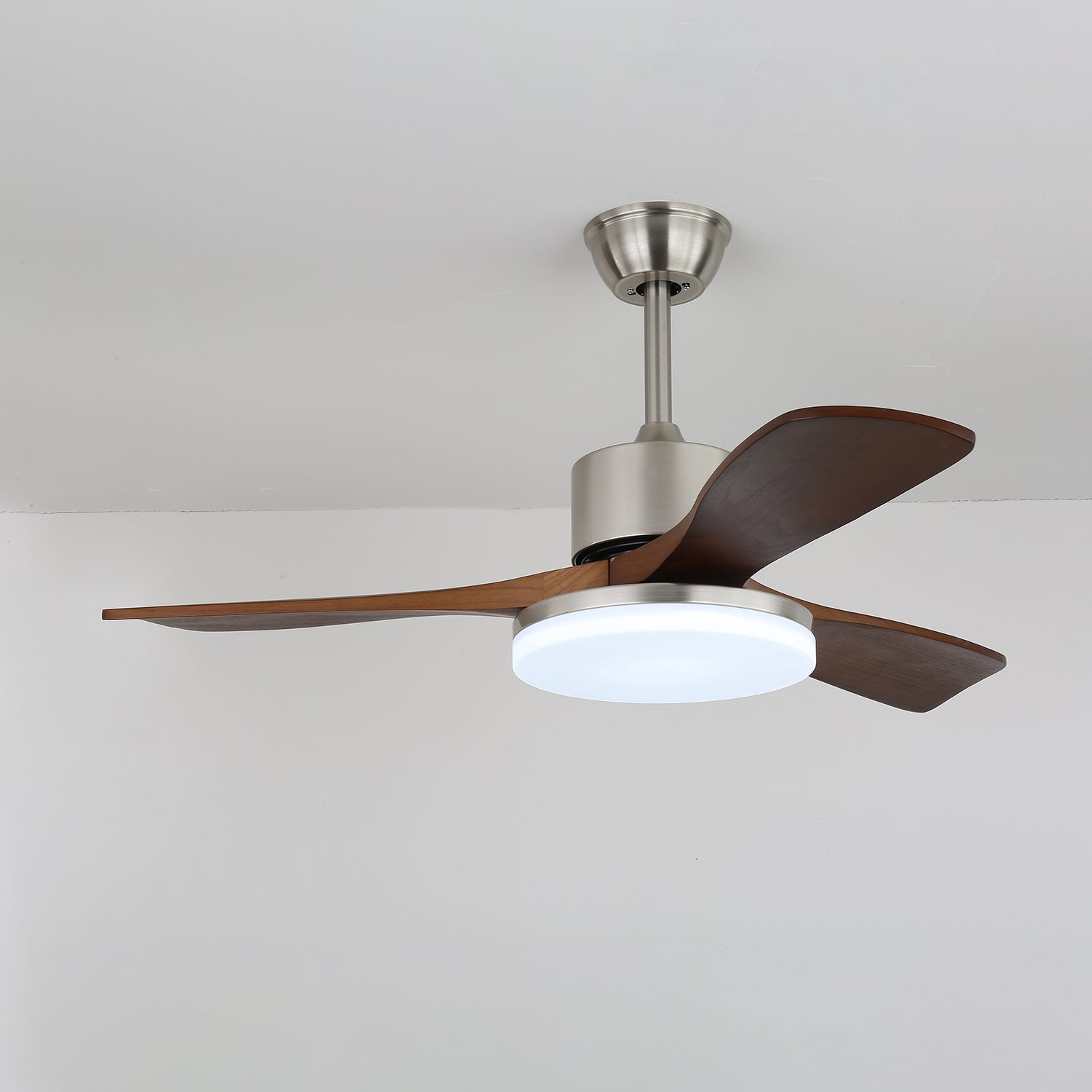 Ventilador de Techo con Lámpara Selora con acabado en Madera de Nogal