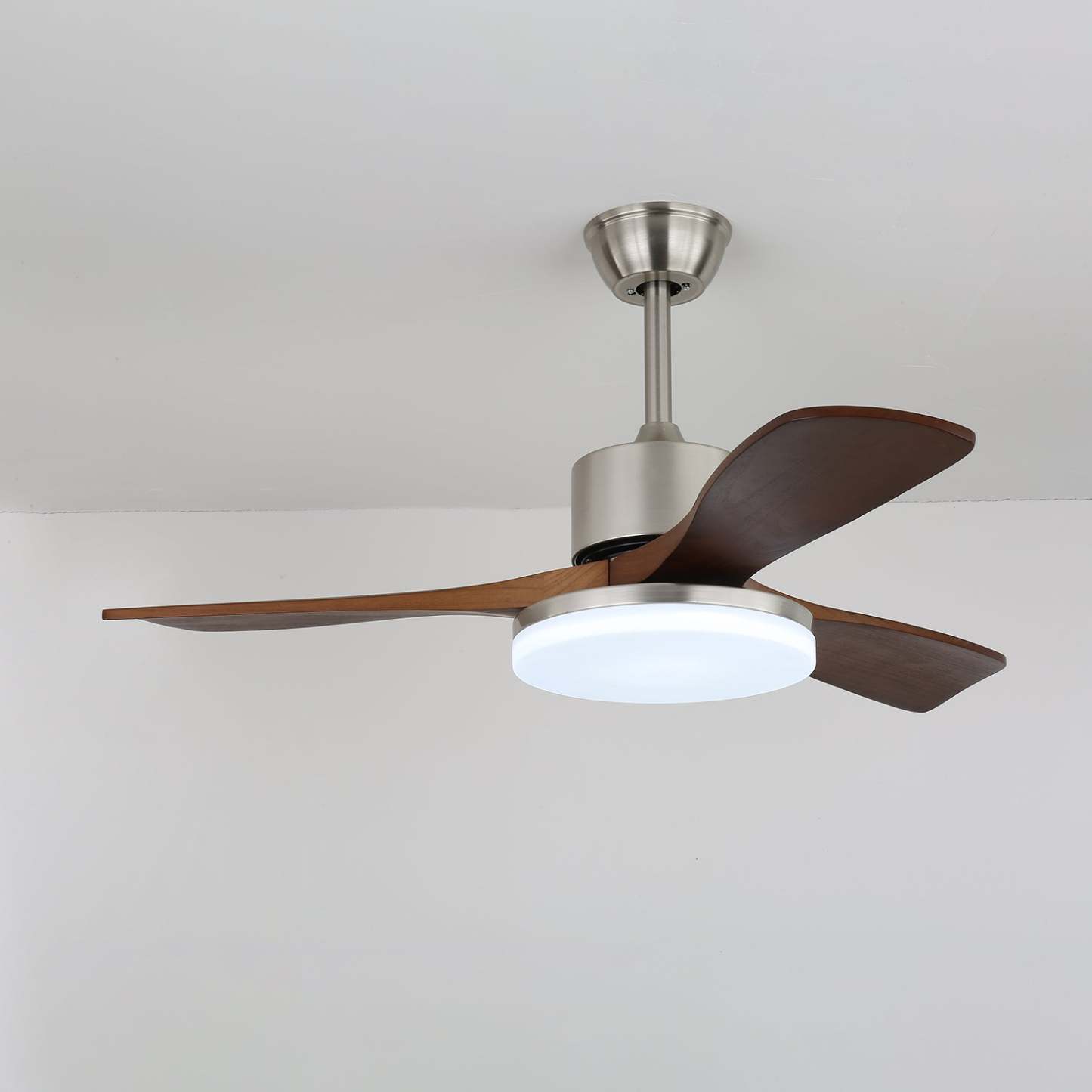 Ventilador de Techo con Lámpara Selora con acabado en Madera de Nogal