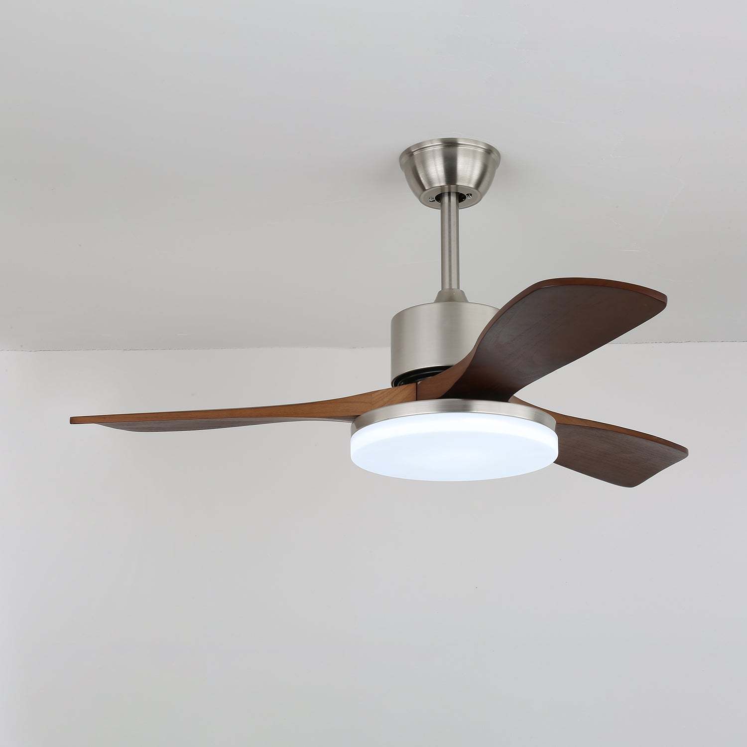 Ventilador de Techo con Lámpara Selora con acabado en Madera de Nogal
