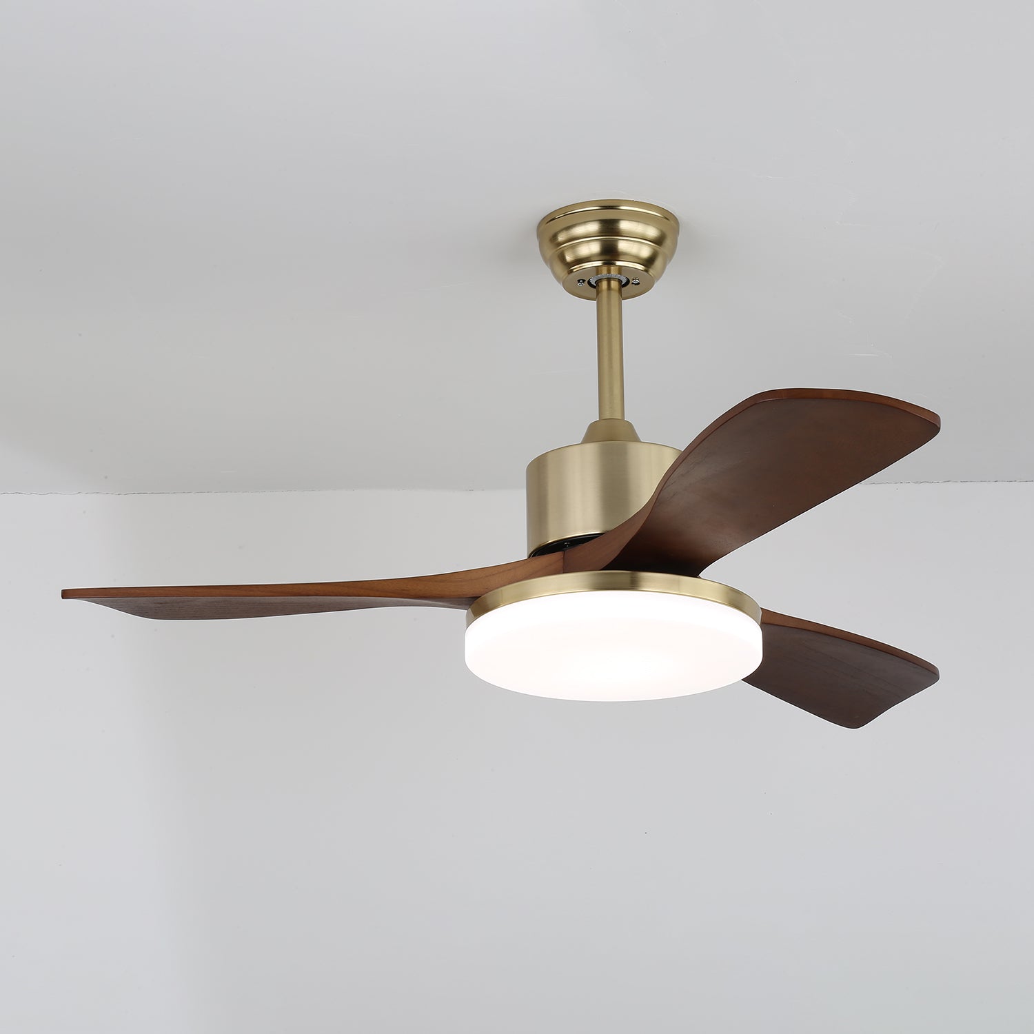 Vista en ángulo del Ventilador de Techo con Lámpara Selora, destacando su diseño contemporáneo
