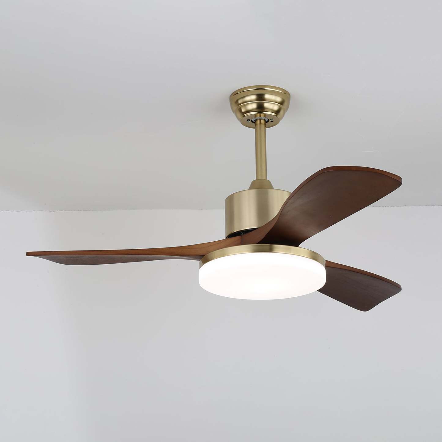 Vista en ángulo del Ventilador de Techo con Lámpara Selora, destacando su diseño contemporáneo