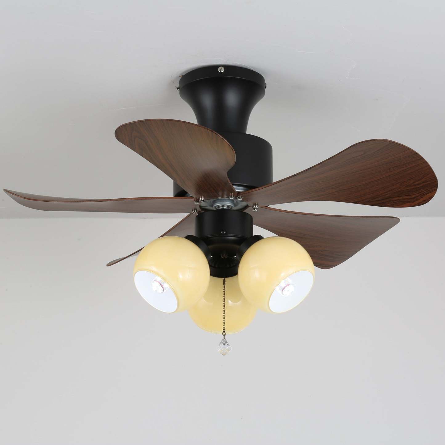 Primer plano del Ventilador de Techo con Luz Lunara Vintage de Madera mostrando el acabado nogal