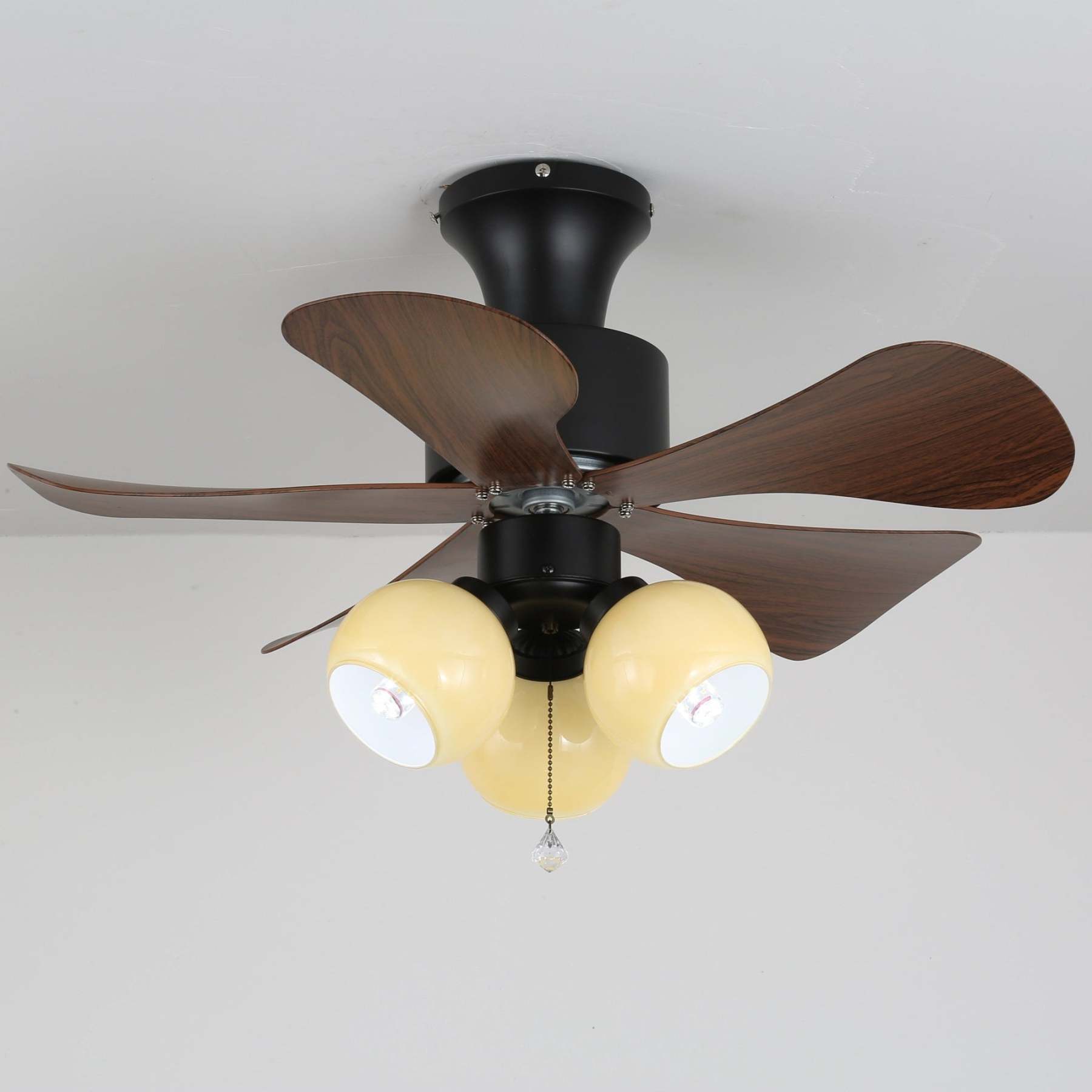 Primer plano del Ventilador de Techo con Luz Lunara Vintage de Madera mostrando el acabado nogal