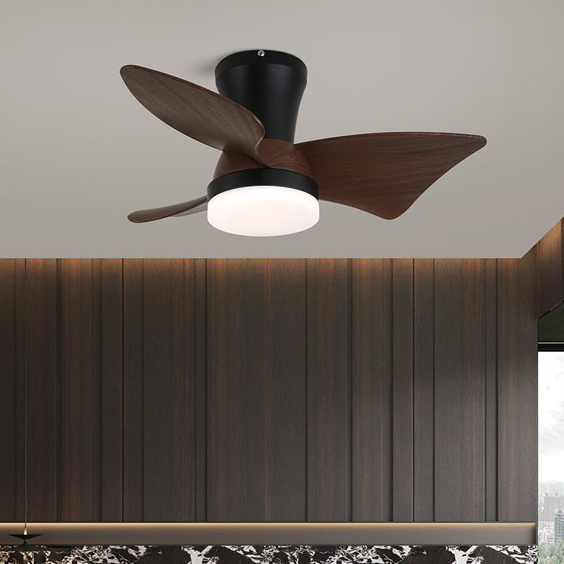 Ventilador de techo Luvora minimalista de madera con luz, vista en ángulo con aspas