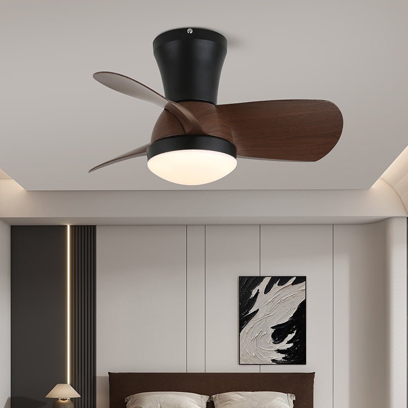 Primer plano de las aspas de madera de nogal del ventilador de techo Luvora