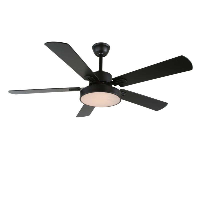 Detalle de las aspas de ABS y la pantalla acrílica del ventilador Aerilux.
