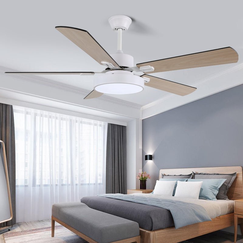 Ventilador de techo con luz Aerilux con LED integrado, visto desde abajo.