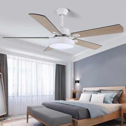 Ventilador de techo con luz Aerilux con LED integrado, visto desde abajo.