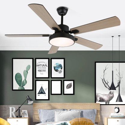 Vista de cerca del ventilador de techo con luz Aerilux mostrando aspas de color madera.