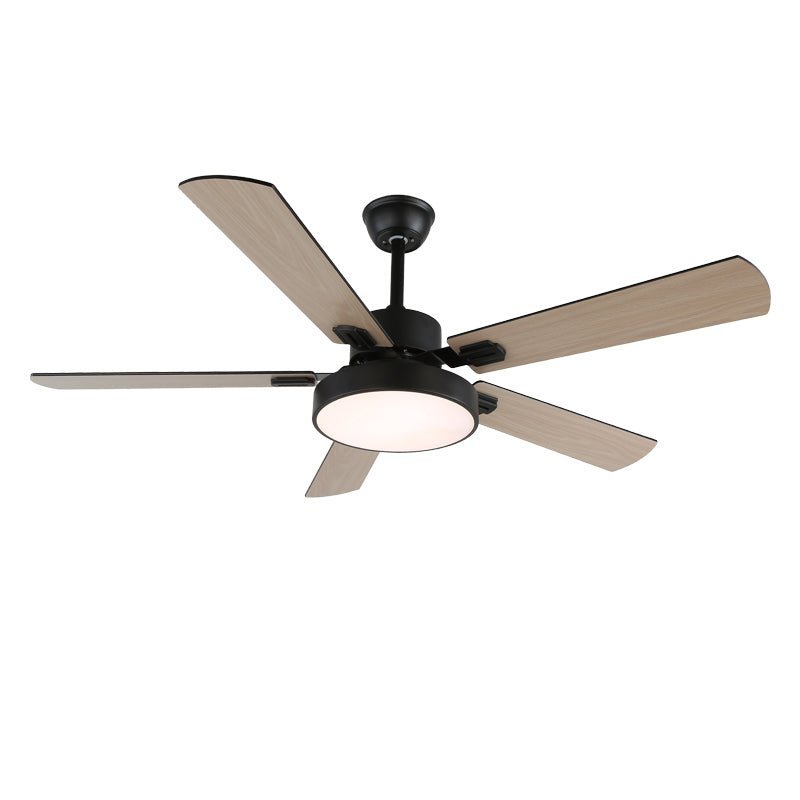 Ventilador de techo con luz Aerilux en un acabado blanco puro.