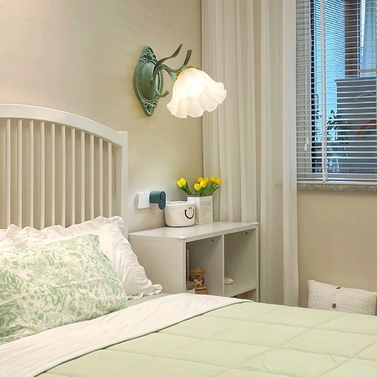 Carins Lámpara de Pared Moderna en Estilo Cottage con Flor y Metal para Dormitorio, Pasillo y Baño