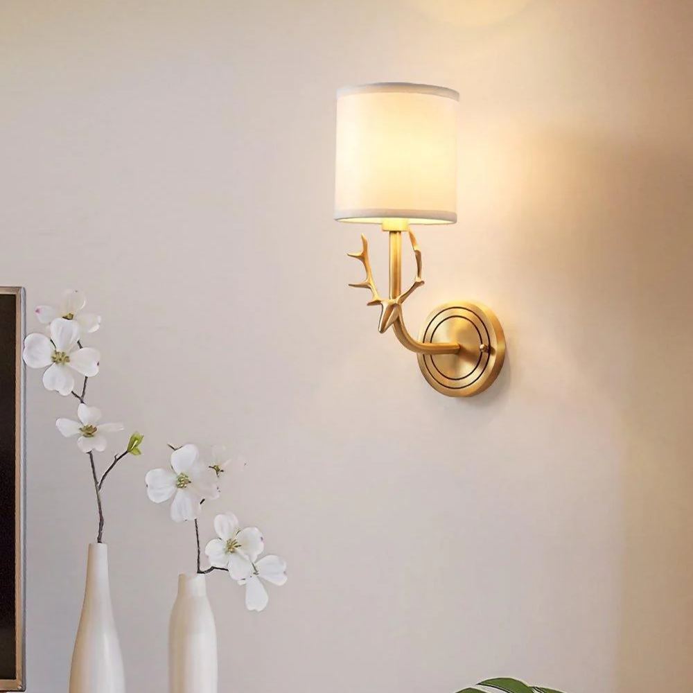 Alessio Luz de Pared con Cabeza de Ciervo en Bronce Vintage y Tejido para Dormitorio y Pasillo