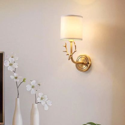 Alessio Luz de Pared con Cabeza de Ciervo en Bronce Vintage y Tejido para Dormitorio y Pasillo