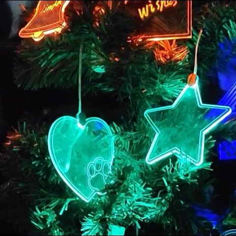 Colorful LED Acrylic Pendant Christmas Tree Ornament Luminous Party & Wedding Decoration with 7-Color Flashing Lights