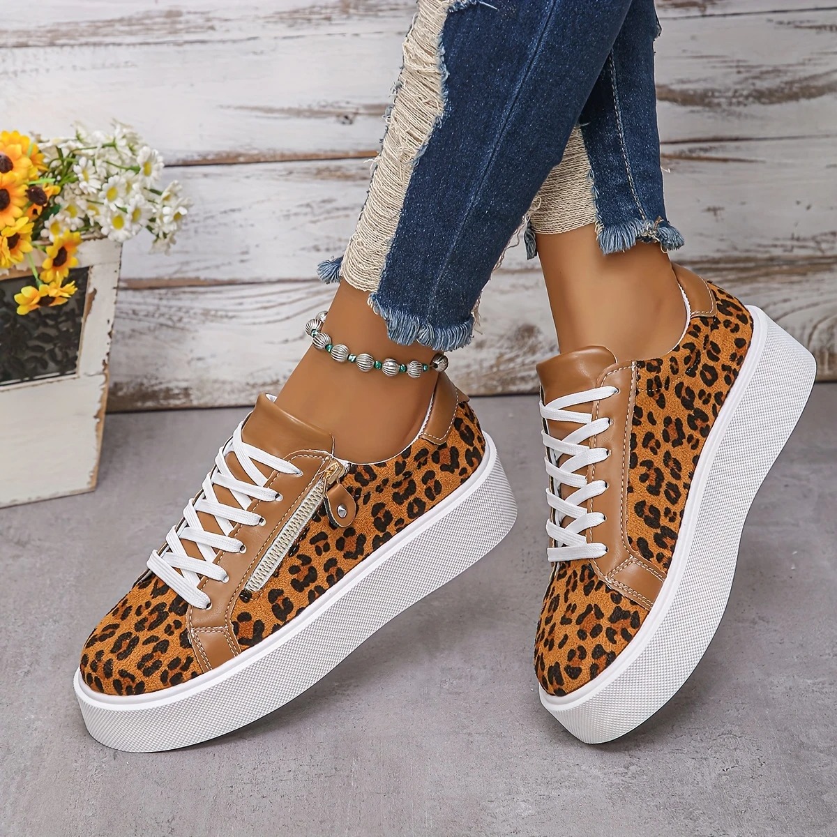 Stylish Leopard Print Lace-Up Sneakers