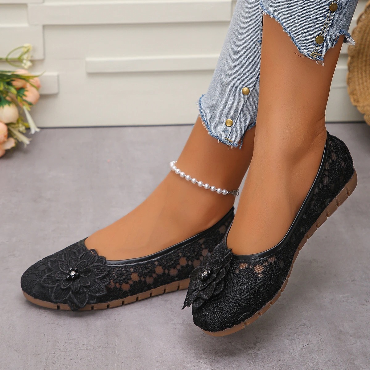 Women's Embroidered Hollow-Out Flats