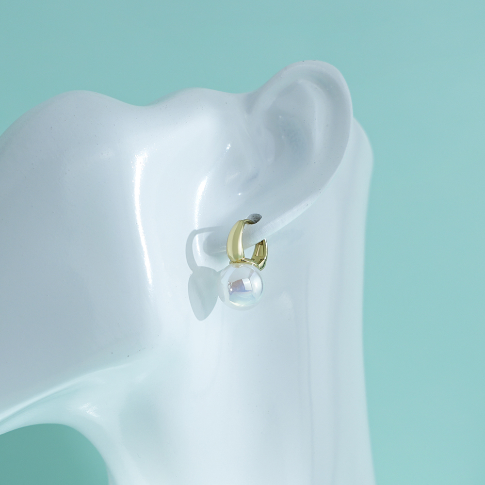 Pearl earrings with ring