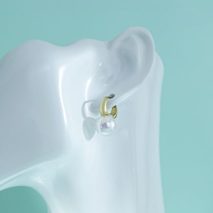 Pearl earrings with ring