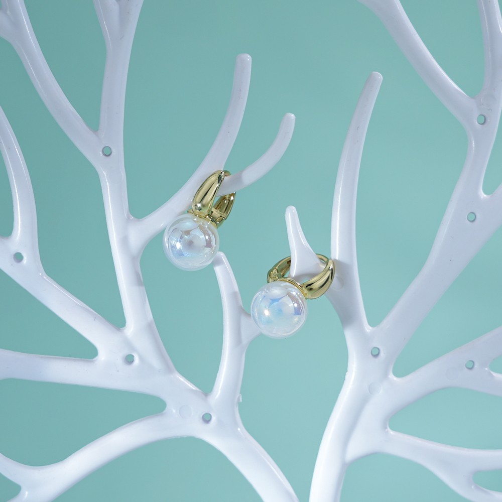 Pearl earrings with ring