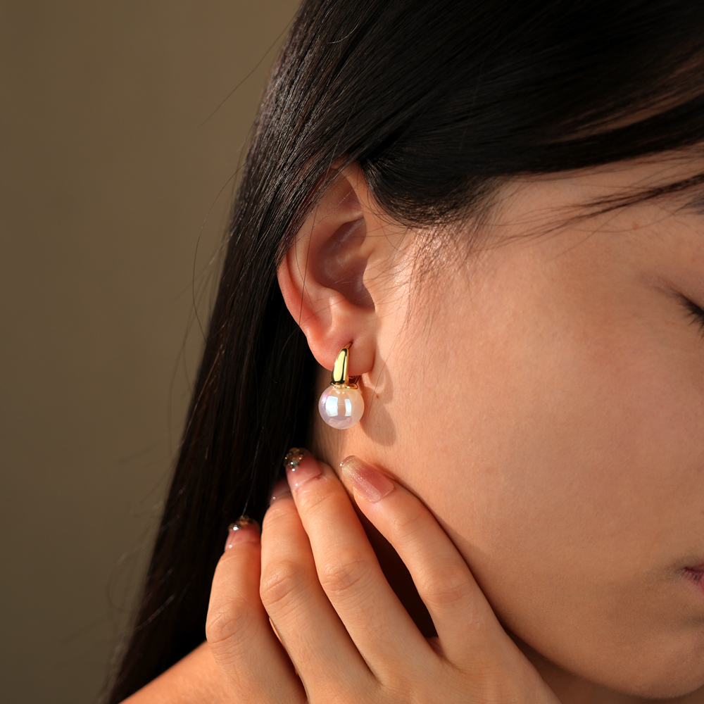 Pearl earrings with ring