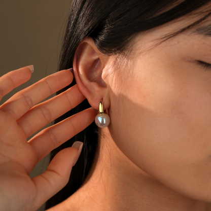 Pearl earrings with ring