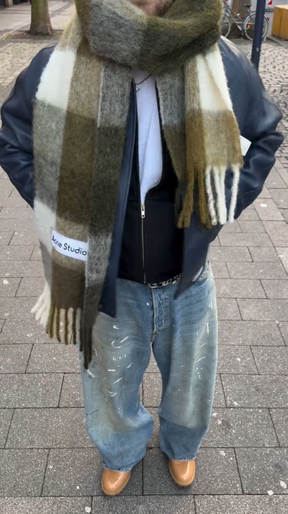 Unisex Vintage American High Street Wide-Leg Distressed Denim Pants – Dropped Hem, Spray-Paint Streaks & Worn-In Design, Street Fashion