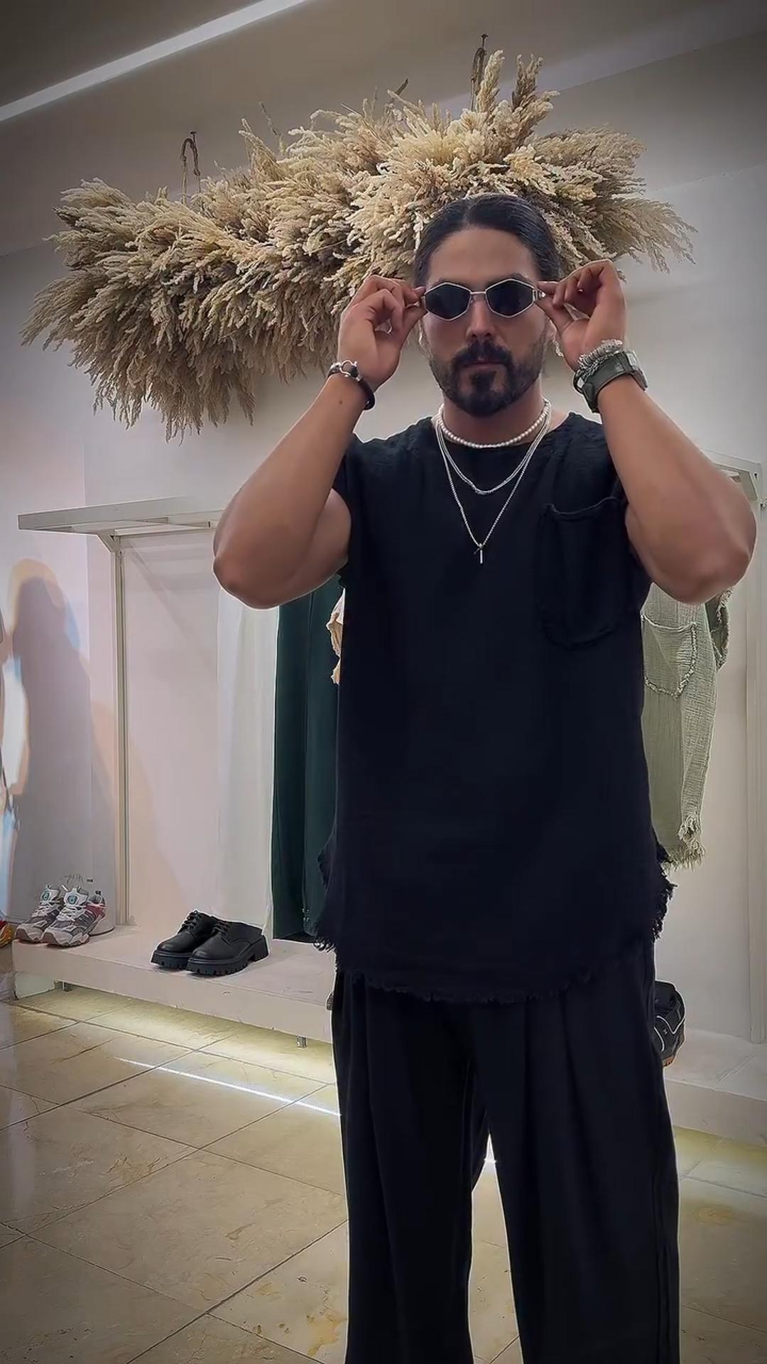 Men's Washed Cotton Sleeveless T-Shirt with Frayed Edges