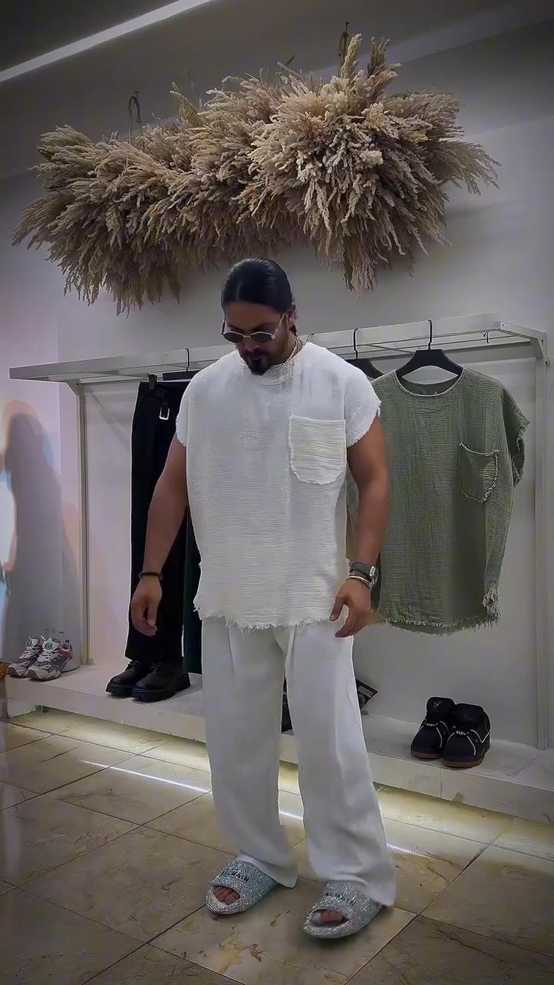 Men's Washed Cotton Sleeveless T-Shirt with Frayed Edges