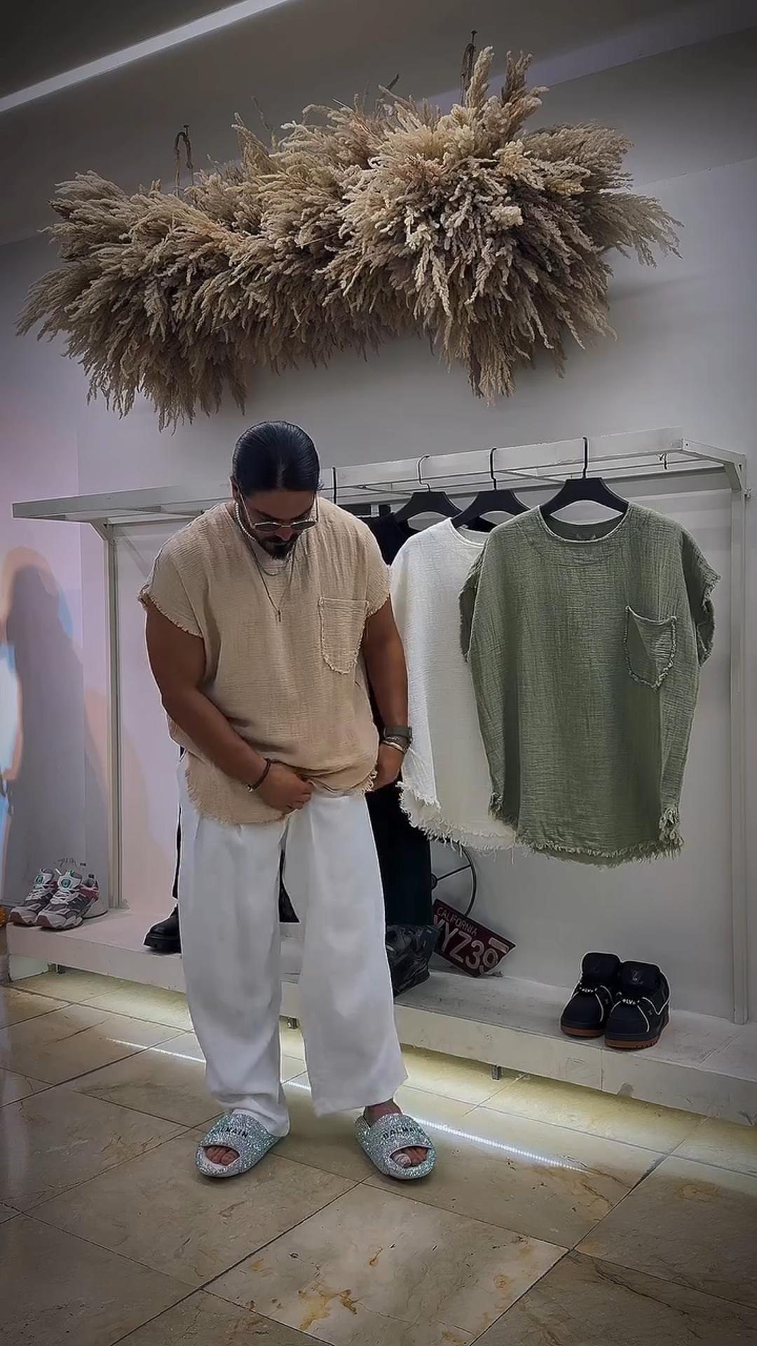 Men's Washed Cotton Sleeveless T-Shirt with Frayed Edges