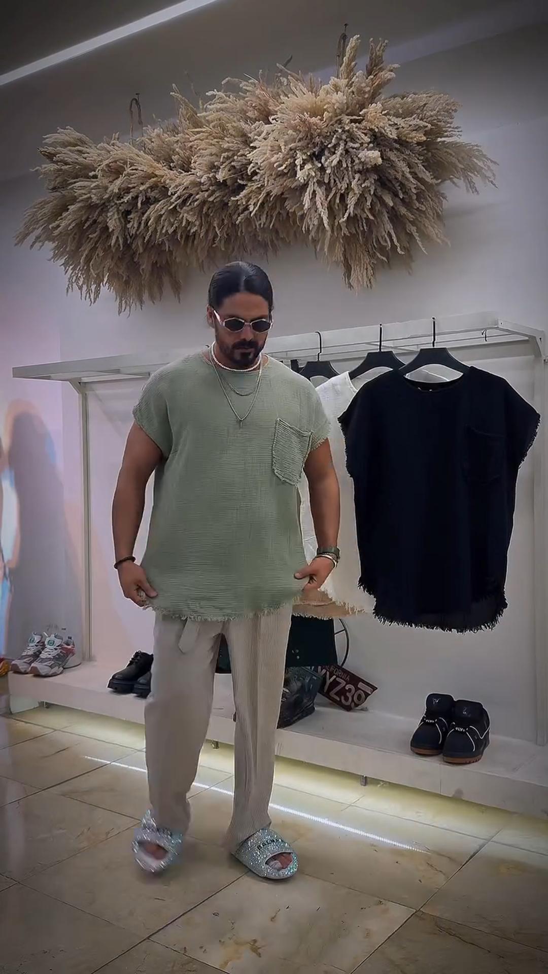 Men's Washed Cotton Sleeveless T-Shirt with Frayed Edges