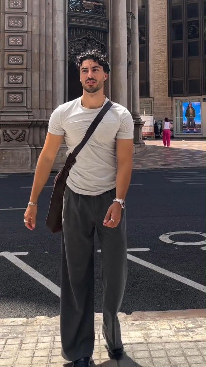 Small Neckline To Show Off Your Muscles, Short Sleeves With Three-Quarter Sleeves For Fitness