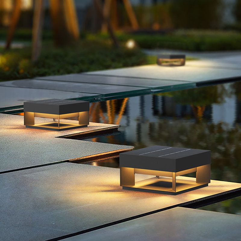 Riley Modern Solar-LED-Außenleuchte Quadratisch, Gold-Grau, Garten, Metall